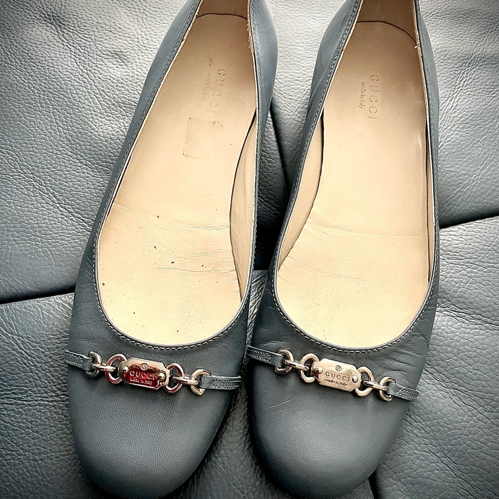 Gucci Women's Gray Leather Flats with Chain Detail